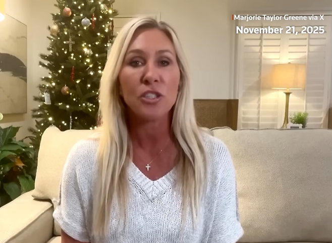 미 하원의원 사퇴 선언을 하고 있는 마저리 테일러 그린 의원. 영상 캡쳐