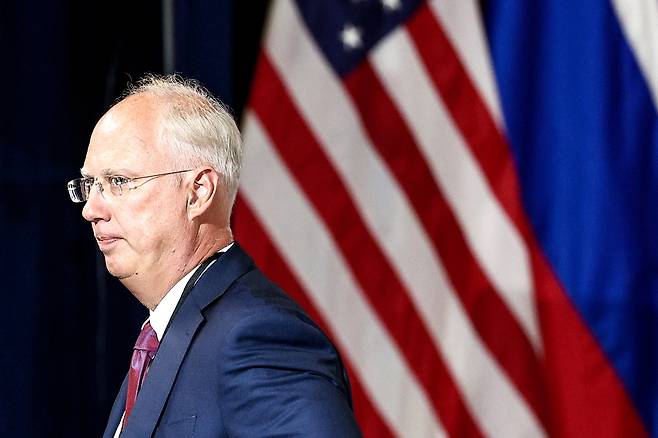 지난 8월15일(현지시간) 키릴 드미트리예프 러시아 직접투자펀드(RDIF) 대표 겸 경제 특사가 알래스카 앵커리지 엘멘도르프-리처드슨 합동 기지에서 블라디미르 푸틴 러 대통령과 도널드 트럼프 미 대통령 간 회담 후 공동 기자회견에 참석하기 위해 도착해 있다. 타스연합뉴스