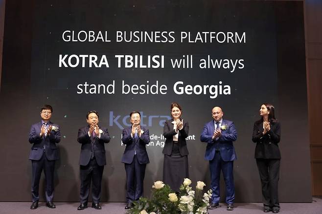 Officials pose for a photo at the opening ceremony of KOTRA’s new Tbilisi trade office on Friday in the Georgian capital. From left: Kim Hyung-shin, head of Korea Water Resources Corporation's Georgia office; Kim Hyon-du, South Korean ambassador to Georgia, Kang Kyung-sung, KOTRA president, Tamar Ioseliani, Georgian deputy minister of economy and sustainable development, Aleksandre Khvtisiashvili, Georgian deputy foreign minister, and Magda Bolotashvili, vice chair of the Georgian Chamber of Commerce and Industry. (KOTRA)