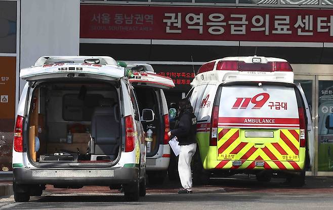 Ambulances are seen parked near a hospital in Seoul. (Newsis)