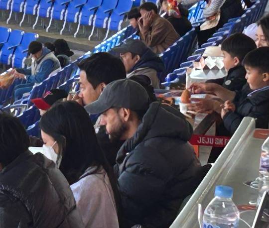 관중석에서 경기를 지켜보는 대구 세징야. 사진[연합뉴스]