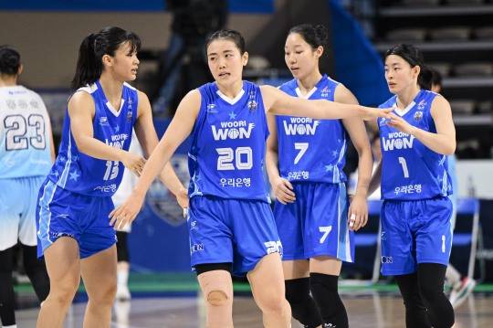 이명관(20번) 등 우리은행 선수들. 사진[연합뉴스]
