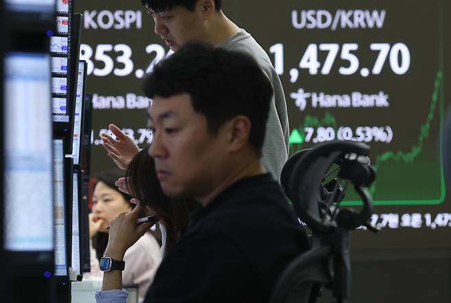 지난 21일 서울 하나은행 본점 딜링룸에서 딜러들이 업무를 보고 있다. [연합뉴스]