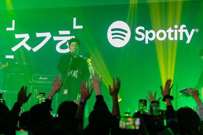 가수 장기하가 지난 13일부터 15일까지 서울 성수동 앤더슨씨에서 열린 ‘스포티파이 하우스 서울’ 행사에서 공연하고 있다. [사진 = 스포티파이]