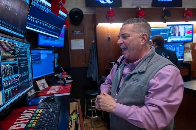 21일(현지시간) 뉴욕증권거래소(NYSE) 거래소에서 트레이더들이 거래를 하고 있다. 이날 뉴욕증시 주요 지수는 일제히 상승 마감했다. [AFP연합뉴스]