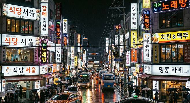 ‘나노 바나나 프로’로 만든 서울 밤거리 풍경. 간판 속 한국어가 자연스럽게 표현됐다. [권제인 기자/@eyre]