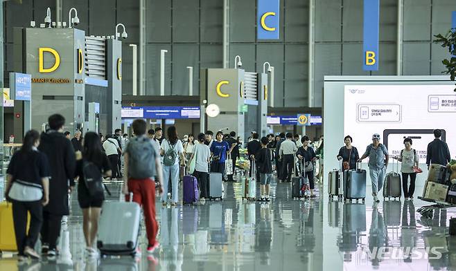 [인천공항=뉴시스] 정병혁 기자 = 여름 휴가철인 28일 인천국제공항 제2터미널 출국장을 찾은 여행객들이 출국 수속을 하고 있다.  2023.07.28. jhope@newsis.com