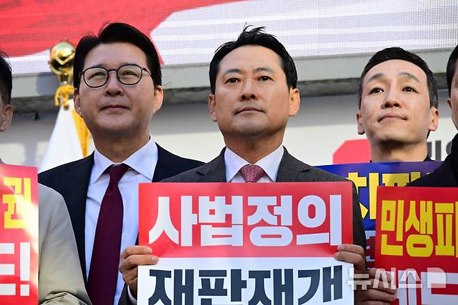 [창원=뉴시스] 차용현 기자 = 국민의힘 장동혁 대표와 당 지도부가 23일 오후 경남 창원시 성산구 용지로에서 열린 '민생회복 법치수호 국민대회'에 참석해 단상에 올라 구호를 외치고 있다 . 2025.11.23. con@newsis.com