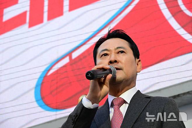 [창원=뉴시스] 차용현 기자 = 국민의힘 장동혁 대표가 23일 오후 경남 창원시 성산구 용지로에서 열린 '민생회복 법치수호 국민대회'에 참석해 발언을 하고 있다. 2025.11.23. con@newsis.com