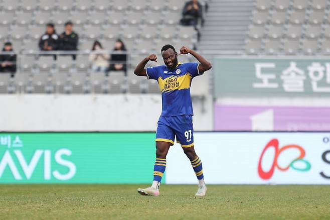 [아산=뉴시스] 충남아산FC 공격수 은고이가 23일 열린 전남드래곤즈와 경기에서 팀의 동점골을 터뜨리고 환호하고 있다. (사진=충남아산FC 제공) 2025.11.23 photo@newsis.com *재판매 및 DB 금지