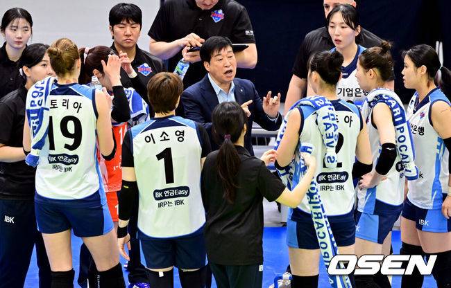 [OSEN=조은정 기자]13일 오후 수원실내체육관에서 도드람 V리그 여자부 6라운드 현대건설과 IBK기업은행의 경기가 열렸다.홈팀 현대건설은 20승 14패로 리그 2위, 원정팀 IBK기업은행은 14승 20패로 5위를 기록 중이다.IBK기업은행 김호철 감독이 작전을 지시하고 있다. 2024.03.13 /cej@osen.co.kr