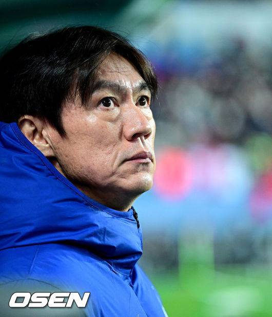 [OSEN=대전, 최규한 기자] 14일 오후 대전월드컵경기장에서 대한민국과 볼리비아의 축구 국가대표팀 평가전이 열렸다.홍명보호는 내년 6월 열리는 2026 국제축구협회(FIFA) 북중미월드컵을 앞두고 월드컵 남미 예선에서 7위를 거두며 플레이오프에 진출한&nbsp;볼리비아를 상대로 본선에서의 경쟁력을 시험할 기회를 갖는다.경기를 앞두고 한국 홍명보 감독이 피치를 주시하고 있다. 2025.11.14 / dreamer@osen.co.kr