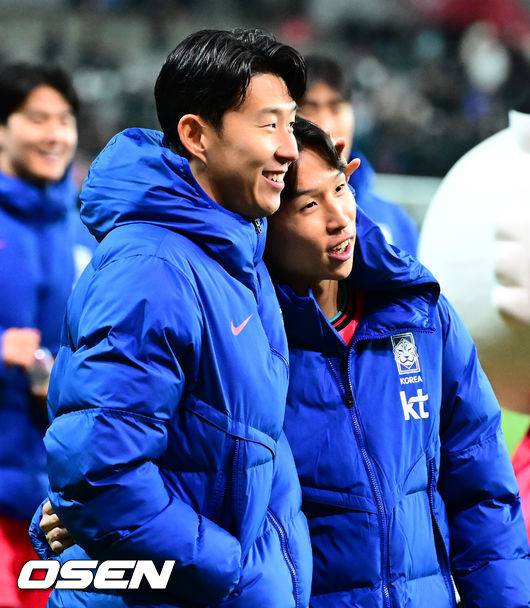 [OSEN=서울월드컵경기장, 지형준 기자] 홍명보 감독이 이끄는 한국 축구대표팀이 18일 오후 8시 서울월드컵경기장에서 열린&nbsp;11월 A매치 두 번째 친선경기에서&nbsp;'아프리카 강호' 가나를 상대로 1-0 승리했다.내달 2026 국제축구연맹(FIFA) 북중미 월드컵 조 추첨을 앞두고 열리는 마지막 평가전이었다.&nbsp;한국은 가나까지 잡아내면서 사상 최초로&nbsp;월드컵 포트 2를 확정하게 됐다. 이로써 대표팀은 홍명보 감독이 부임한 뒤 처음으로 A매치 2연전에서 나란히 승리를 거두게 됐다.경기를 마치고 대한민국 손흥민, 엄지성이 승리를 기뻐하고 있다. 2025.11.18 /jpnews@osen.co.kr