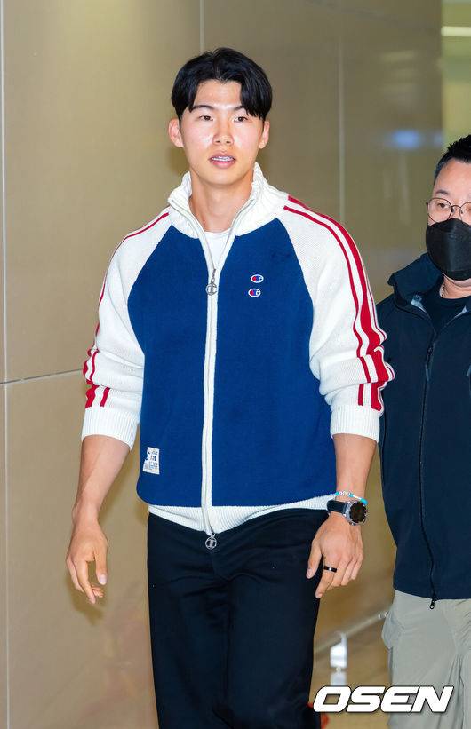 [OSEN=인천공항, 민경훈 기자] 미국프로야구 메이저리그(MLB) LA 다저스의 김혜성이 6일 오후 인천국제공항을 통해 귀국했다.김혜성은 메이저리그 진출 첫 해 우승반지를 거머쥐는 영광을 누렸다. 한국인 메이저리거 야수로는 역대 최초로 월드시리즈 우승반지를 차지한 김혜성은 올해 71경기 출전, 타율 0.280(161타수 45안타), 3홈런 17타점 19득점, 13도루(1실패), 출루율 0.314 장타율 0.385, OPS 0.699의 기록으로 정규시즌을 마무리했다.김혜성이 입국장에서 걸어 나오고 있다. 2025.11.06 /rumi@osen.co.kr
