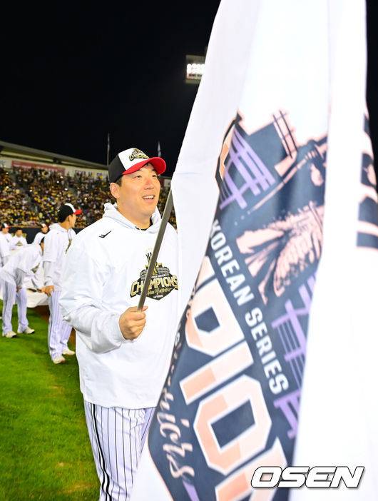 [OSEN=잠실, 민경훈 기자] 2025 시즌 통합 우승을 거머쥔 LG 트윈스가 1일 오후 서울 잠실야구장에서 ‘한국시리즈 통합우승 IN 잠실' 행사를 가졌다.이날 행사에는 팬들을 위한 트로피 퍼포먼스, 선수단 그라운드 행진, 비하인드 스몰토크, 선수단 샴페인 샤워, 이벤트 매치 등 다양한 프로그램이 펼쳐졌다.LG 김현수가 그라운드 세리머니를 하고 있다. 2025.11.01 / rumi@osen.co.kr