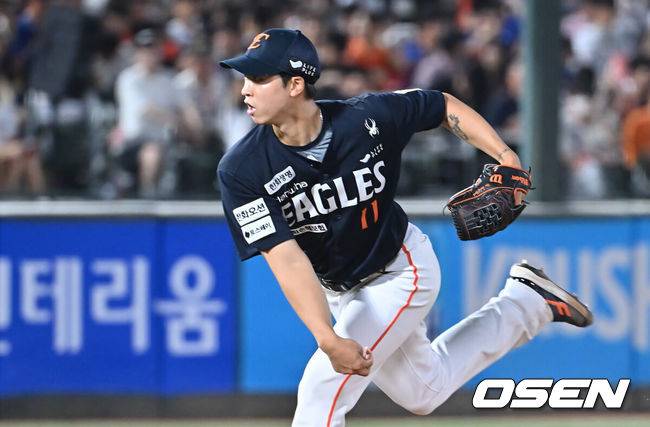 [OSEN=부산, 이석우 기자] 10일 부산 사직야구장에서 2025 신한 SOL 뱅크 KBO 리그 롯데 자이언츠와 한화 이글스의 경기가 열렸다. 홈팀 롯데는 감보아가, 방문팀 한화는 류현진이 선발 출전했다.한화 이글스 엄상백이 역투하고 있다. 2025.09.10 / foto0307@osen.co.kr