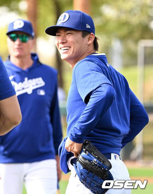 [OSEN=애리조나(미국), 이대선 기자] 17일(한국시간) 미국 애리조나주 글렌데일 캐멀백 랜치에서 2025 메이저리그 LA 다저스의 스프링캠프가 진행됐다.김혜성은 다저스와 최대 3+2년 2200만 달러(약 320억원) 계약에 합의하며 메이저리그 진출에 성공했다.LA 다저스 야마모토 요시노부가 오타니 쇼헤이와 이야기를 나누고 있다. 2025.02.17 / sunday@osen.co.kr