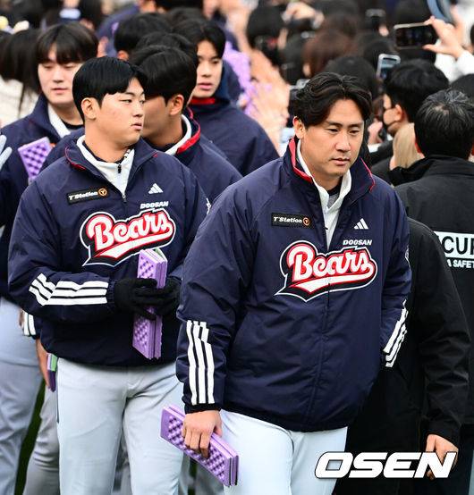 [OSEN=잠실, 지형준 기자] 프로야구 두산 베어스가 23일 오후 서울 잠실야구장에서 ‘2025&nbsp;곰들의 모임’을 개최했다.곰들의 모임은 한 시즌 동안 변함없는 응원을 보내준 최강&nbsp;10번타자 팬들에게 감사의 마음을 전하기 위해 마련된 팬 페스티벌이다.두산 이용찬이 입장하고 있다. 2025.11.23 /jpnews@osen.co.kr