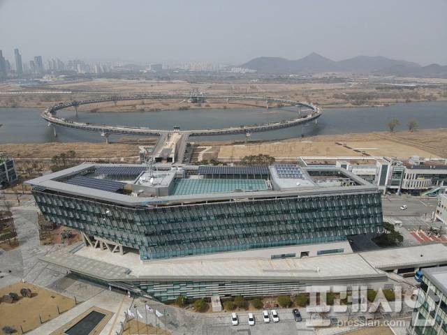 ▲세종시가 지난 22일 개막된 2025세종빛트리축제에 각 부서별로 크리스마스트리를 설치하기로 했으나 일부 부서에서 비용을 각출해 논란을 빚었다. 세종시청과 이응다리 ⓒ프레시안(김규철)