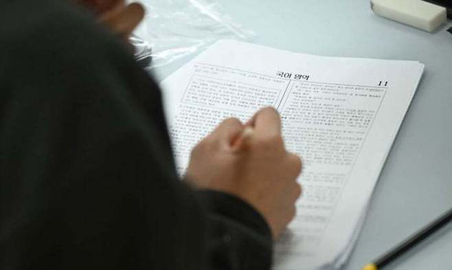 서울 종로구 경복고등학교에 마련된 고사장에서 수험생들이 시험을 준비하고 있는 모습. 연합뉴스