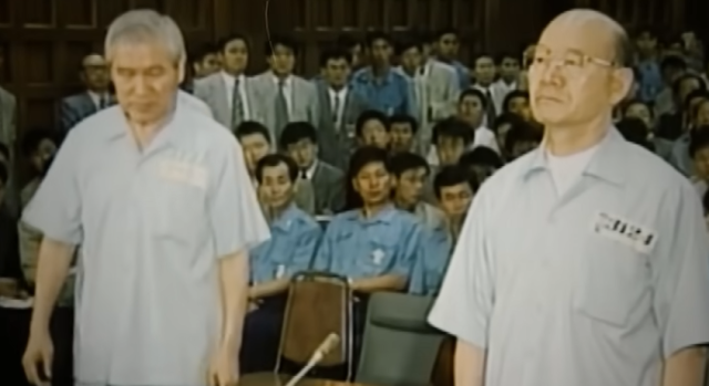 1996년 1심 선고 공판에 출석한 전두환씨가 법정에 나선 모습. 그는 12·12 군사반란과 5·18 내란목적 살인 등의 혐의로 사형을 선고받았다. MBC뉴스 갈무리