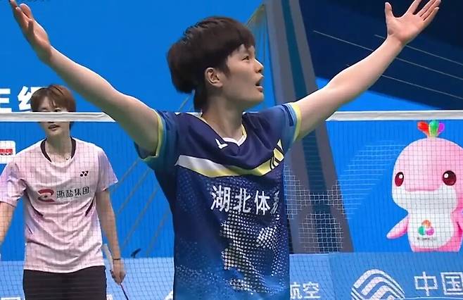 ▲ 중국에서는 전국체전 여자 단식 결승에서 왕즈이가 디펜딩 챔피언 천위페이를 상대로 2-1 역전승을 거두며 세력 이동을 예고했다. 천위페이의 3번째 금메달 도전이 무너지면서 중국은 이제 안세영을 막기 위한 카드로 왕즈이를 내세우고 있다. ⓒ 소후닷컴