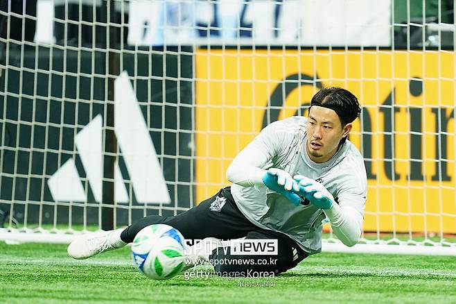 ▲ 한국 시간 23일 오전 11시 43분 기준으로, 밴쿠버의 BC 플레이스에서 열리고 있는 2025 MLS컵 플레이오프 서부 컨퍼런스 준결승에서 로스앤젤레스FC(LAFC)가 밴쿠버 화이트캡스에 0-2로 뒤지고 있다. 밴쿠버의 일본인 골키퍼 타카오카.&nbsp;