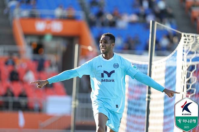 ▲ 23일 오후 제주월드컵경기장에서 열린 하나은행 K리그1 2025 37라운드에서 제주SK와 대구FC가 한 골씩 주고받으며 1-1로 비겼다. 두 팀의 생존 여부는 다음주 최종전에서 갈리게 됐다. ⓒ 한국프로축구연맹