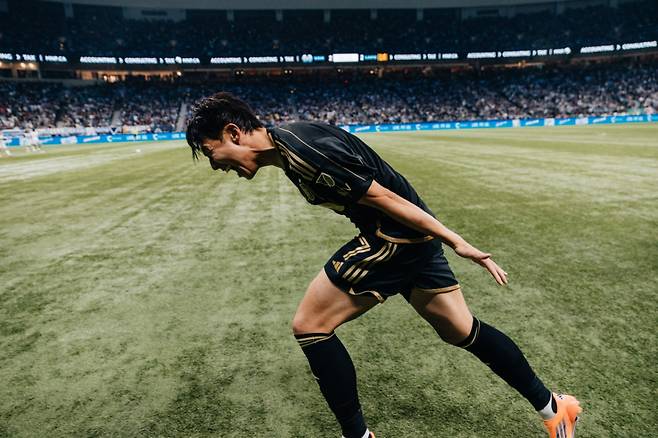 손흥민이 23일 오전 11시 30분(한국시간) 캐나다 밴쿠버 BC 플레이스에서 열린 미국 메이저리그 사커(MLS)컵 플레이오프(PO) 콘퍼런스 준결승(8강)에서 프리킥 동점골을 넣고 세리머니하고 있다. /사진=로스앤젤레스FC 공식 사회관계망서비스(SNS)