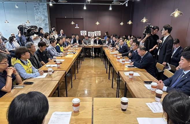 지난 9월 홈플러스 본사에서 열린 더불어민주당과 노조 및 점포 노동자, 입점업주 대표와의 간담회. [사진 | 뉴시스]