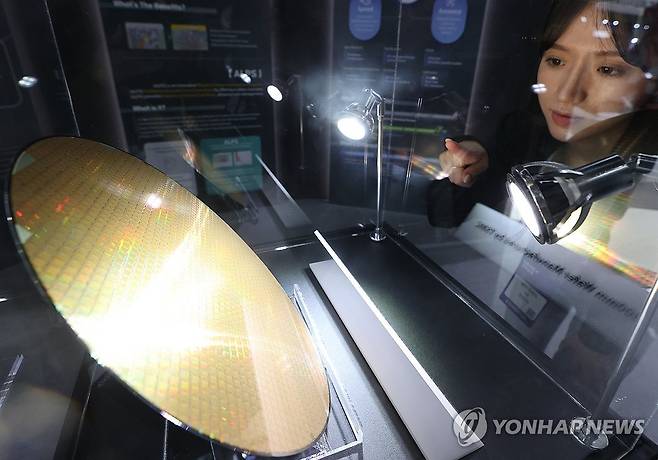 반도체대전에 전시된 웨이퍼 [연합뉴스 자료사진] 2023.10.25 scape@yna.co.kr