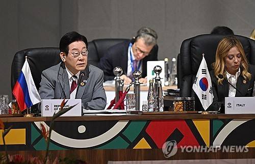 이재명 대통령, G20 정상회의 발언 (요하네스버그=연합뉴스) 이재명 대통령이 22일(현지시간) 남아프리카공화국 요하네스버그 나스렉 엑스포센터에서 열린 주요 20개국(G20) 정상회의에서 발언하고 있다. [G20 조직위 제공. 재판매 및 DB 금지]
    photo@yna.co.kr
(끝)