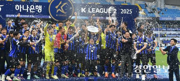 인천유나이티드 선수들이 지난 23일 오후 인천축구전용경기장에서 열린 하나은행 K리그 2 2025 39라운드 충북청주와의 경기를 마치고 우승 세레머니를 하고 있다. 2025.11.23 /조재현기자 jhc@kyeongin.com