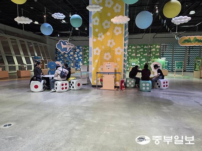 관람객들이 '과학마블 탐구여행' 전시 프로그램을 즐기고 있다. 이준도기자