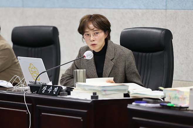 장수진(더불어민주당·동구 나) 인천 동구의원이 지난 21일 열린 행정사무감사에서 집행부에 질의를 하고 있다. 사진=동구의회