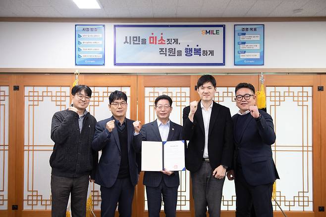 김재보 인천시설공단 이사장이 산림청으로부터 송도 센트럴파크의 '2025년 모범 도시 숲' 인증서를 받고 임직원들과 기념촬영을 하고 있다.