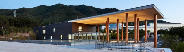 서측 진입에서 바라보는 미술관, 처마지붕이 앙각으로 강조되어 보인다.