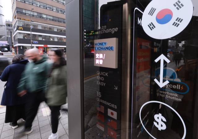 23일 서울 중구의 한 무인 환전소 모습. 100)로, 한 달 전보다 1.44포인트(p) 하락했다. 이는 올해 3월 말 89.29보다도 더 낮은 수준으로, 금융위기 때인 2009년 8월 말 이후 16년 2개월 만에 최저치다. 연합뉴스