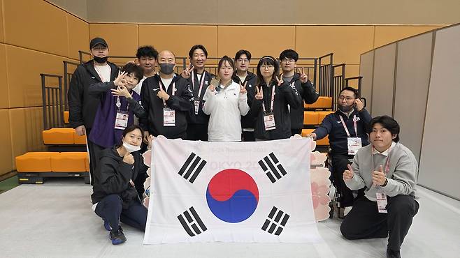 출전 선수단이 정다인 선수의 입상을 함께 축하하고 있다. /경북전문대학 제공