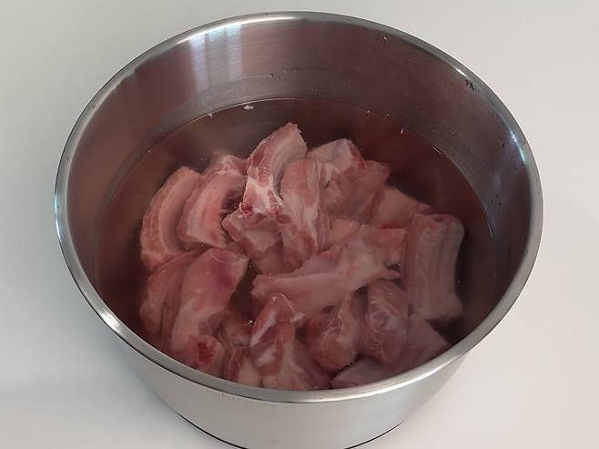 냄새를 없애기 위해 등갈비 핏물을 빼는 모습