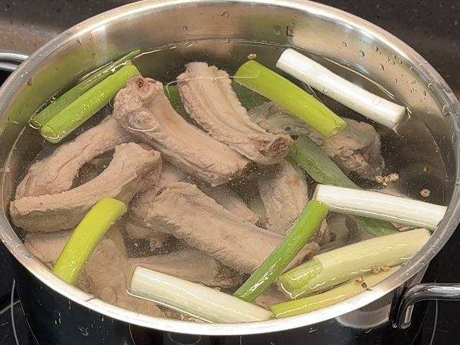 대파나 후추를 넣고 본격적으로 기력회복 음식 등갈비탕 끓이는 모습