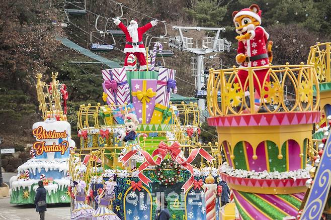 크리스마스 판타지 ‘블링블링 X-Mas 퍼레이드’ 공연 (사진=에버랜드)