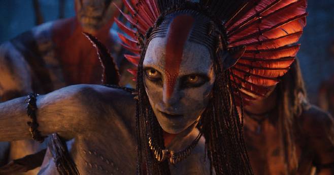 Varang (Oona Chaplin) in 20th Century Studios' AVATAR: FIRE AND ASH. Photo courtesy of 20th Century Studios. 짤 2025 20th Century Studios. All Rights Reserved.