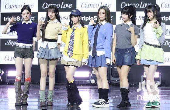 그룹 트리플에스 moon 멤버 설린, 카에데, 박소현, 린, 박시온, 지연이 24일 오후 서울 용산구 블루스퀘어 SOL트래블홀에서 열린 새로운 앨범 'Beyond Beauty' 쇼케이스 무대에 올라 포토타임을 갖고 있다. 박세완 엔터뉴스팀 기자 park.sewan@jtbc.co.kr