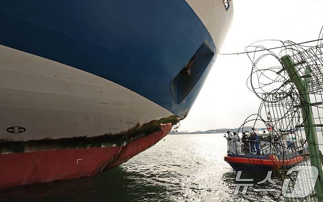 전남 신안 해상 발생한 퀸제누비아2호 좌초 사고와 관련해 20일 목포 산정동 삼학부두에서 한국선급, 국립과학수사연구원, 목포해경 등이 합동으로 선체합동감식을 진행하고 있다. 2025.11.20/뉴스1 ⓒ News1 박지현 기자