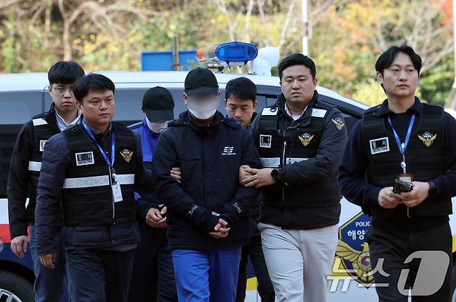 전남 신안 해상에서 무인도 충돌 사고를 낸 대형 여객선 퀸제누비아2호 일등항해사 A 씨(40)가 22일 전남 목포시 광주지방법원 목포지원에서 구속 전 피의자심문을 받기 위해 이동하고 있다. 2025.11.24/뉴스1 ⓒ News1 박지현 기자