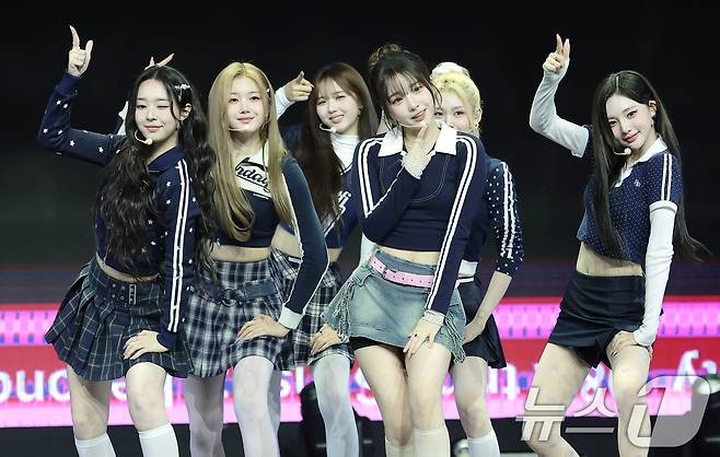 그룹 트리플에스(tripleS) 미소녀즈(msnz) zenith가 24일 서울 한남동 블루스퀘어에서 가진 새 앨범 'Beyond Beauty' 쇼케이스에서 신곡을 선보이고 있다. 트리플에스 미소녀즈(msnz)의 moon은 설린과 지연, 소현, 카에데, 시온, 린으로, sun은 신위, 유연, 마유, 채원, 채연, 혜린으로 구성됐다. neptune에는 서연과 다현, 나경, 니엔, 코토네, 서아가, zenith에는 하연, 연지, 지우, 유빈, 주빈, 수민이 합류했다. 2025.11.24/뉴스1 ⓒ News1 권현진 기자