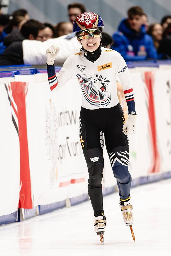 김길리가 24일(한국시간) 폴란드 그단스크에서 열린  2025~2026 국제빙상경기연맹(ISU) 쇼트트랙 월드투어 3차 대회 마지막 날  여자부 1500ｍ 결승에서 우승한 뒤 웃고 있다. 사진 | 그단스크=EPA연합뉴스