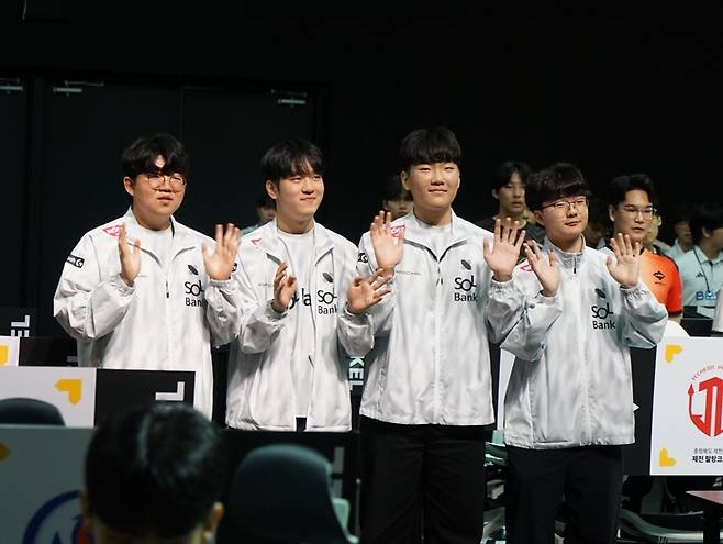 DRX가 24일 부산 진구 부산e스포츠경기장에서 열린 2025 KEL 배틀그라운드 모바일 본선 1일차에 앞서 경기장에 입장하고 있다. 사진 | 한국e스포츠협회