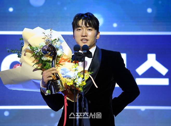 KBO 중견수부문 수비상 LG 박해민이 24일 서울 송파 롯데호텔 월드에서 열린 2025 KBO 시상식에서 소감을 밝히고 있다. 최승섭기자 thunder@sportsseoul.com